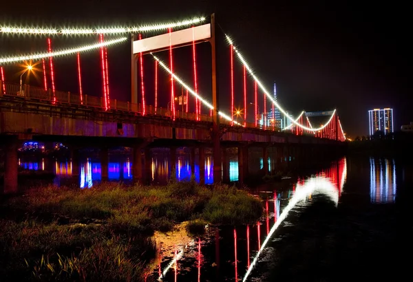 Luces rojas Jiangqun General Bridge en la noche Fushun City, Liaonin —  Fotos de Stock