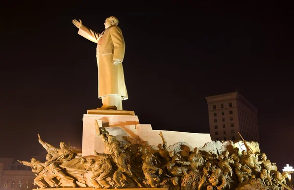 Vista lateral larga de la estatua de Mao con la plaza de los héroes Zhongshan, Shenyang —  Fotos de Stock