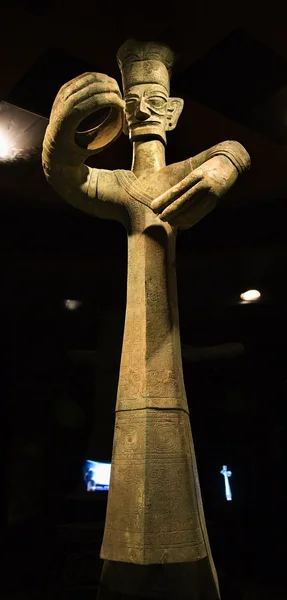 背の高いブロンズ像 sanxingdui 博物館成都四川省中国 — ストック写真