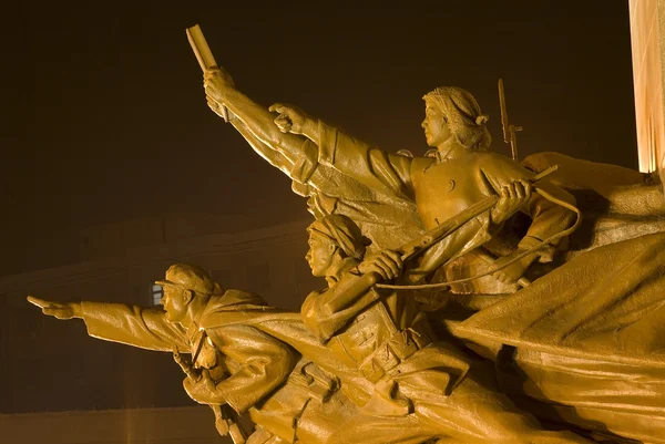 英雄中山广场、 沈阳的毛泽东雕像侧面图, — 图库照片