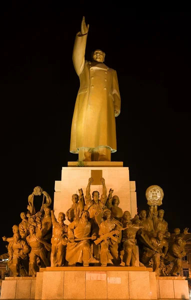 Vista frontal de la estatua de Mao con la plaza de los héroes Zhongshan, Shenyang, Ch —  Fotos de Stock