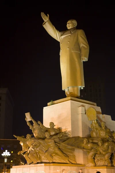 Vista lateral de la estatua de Mao con los héroes Zhongshan Square, Shenyang, Chi —  Fotos de Stock