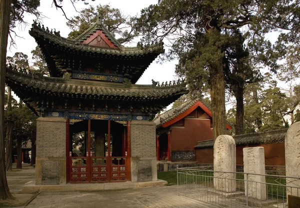 Pabellón y tabletas conmemorativas Templo de Mencio Shandong, China — Foto de Stock