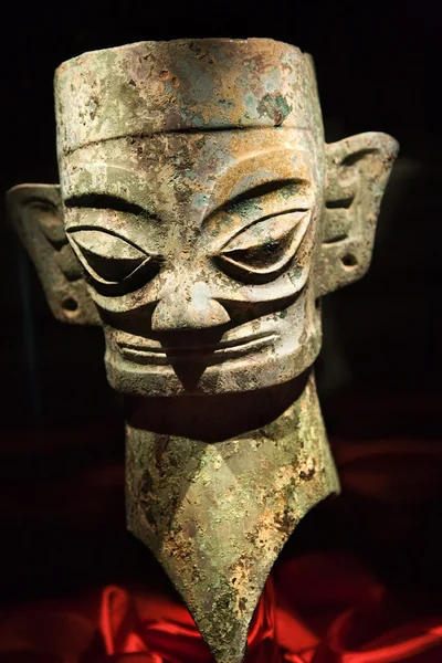 Bronzen drie drieduizend jaar oude masker standbeeld sanxingdui museum che — Stockfoto