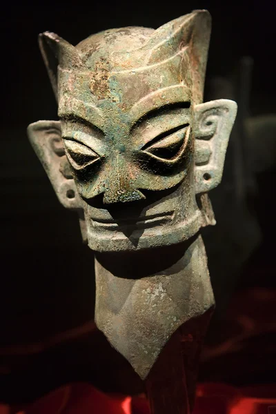 Brons alien mask staty sanxingdui museet chengdu sichuan Kina — Stockfoto