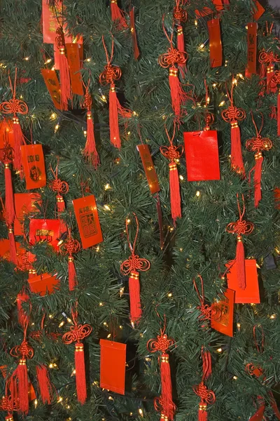 Árvore de Ano Novo Chinês com pacotes vermelhos Pequim China — Fotografia de Stock