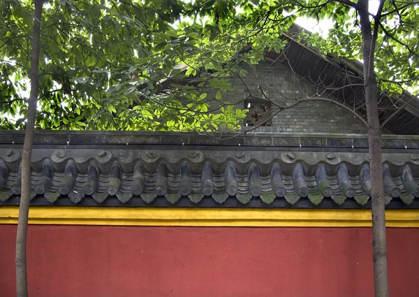 Mur jaune rouge Baoguang Si brillant Trésor Temple bouddhiste Che — Photo