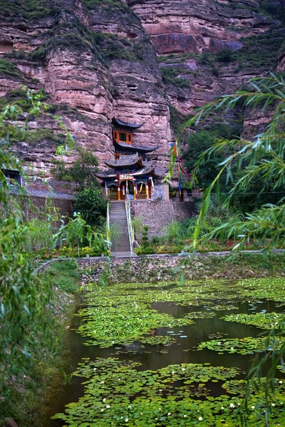 炳麟 si 明るい精神の仏教寺院の庭蘭甘粛 ch — ストック写真