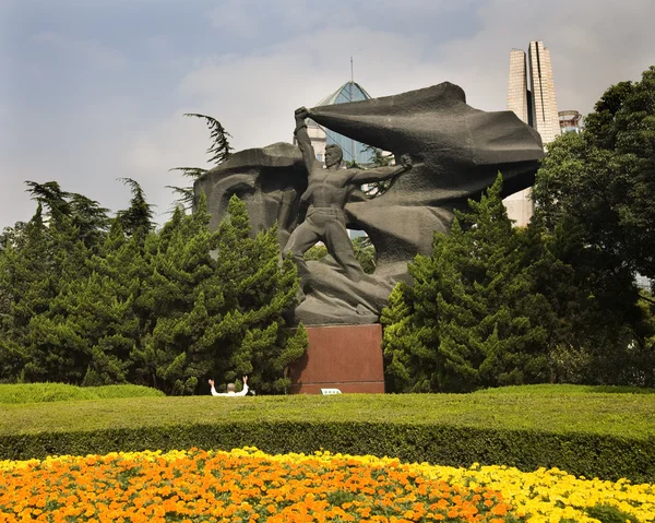 A bund shanghai szobor virágok — Stock Fotó