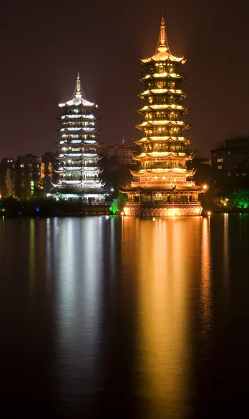 黄金和白银宝塔在夜桂林，中国 — 图库照片