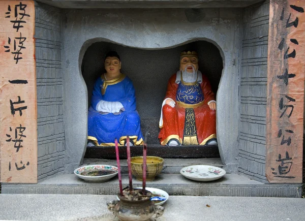Santuario de la calle de China con dioses y viejos refranes chinos —  Fotos de Stock