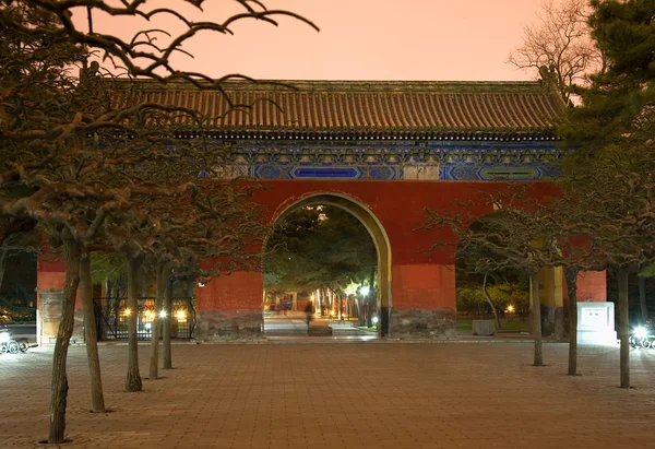 太陽公園の北京、中国の赤いゲートの寺院 — ストック写真