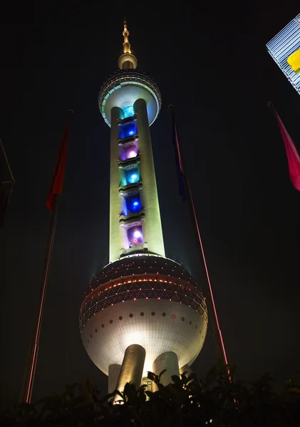 Televizní věž v noci Čína pudong v Šanghaji — Stock fotografie