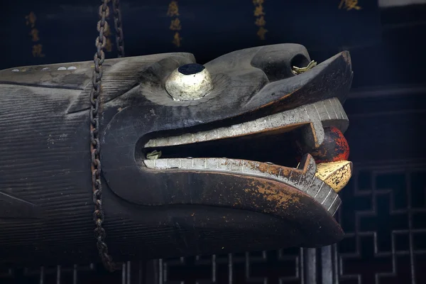 輝く宝寺木造ドラゴン ベル baoguang si — ストック写真
