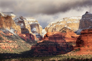 Boynton kırmızı beyaz rock canyon kar bulutları gölgeler vista sedona bir