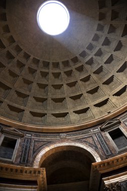 Sunbeam oculus tavan delik Panteon Roma İtalya üzerinden