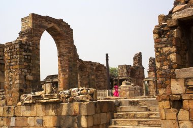 Hintli kız qutab minar harabelerde çalışan