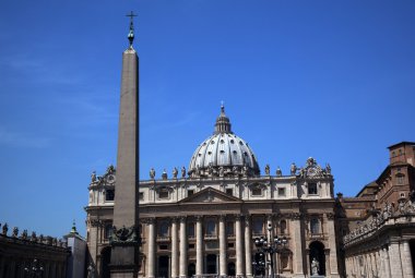 Saint Peter's Bazilikası'na genel bakış Dikilitaş Vatikan Roma İtalya