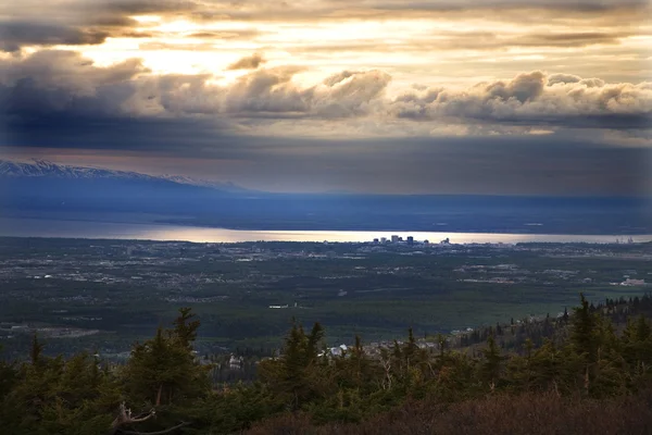 Anchorage alaska bij zonsondergang vanaf flattop mountain — Stockfoto
