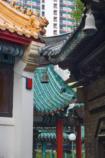 Moderne Gebäude alte Dächer Glocken wong tai sin taoistischen Tempel — Stockfoto