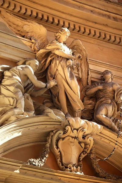 Статуи ангелов закрывают Санта-Амброджо и Карло-Корсо — стоковое фото
