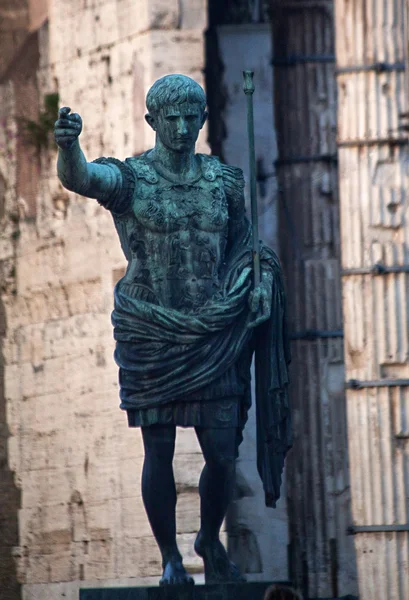 Статуя Цезаря Августа перед древним рынком Траяна в Риме — стоковое фото