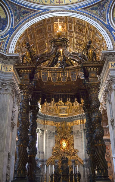 Vatican Inside Bernini 's Baldacchino Rome Italy — стоковое фото