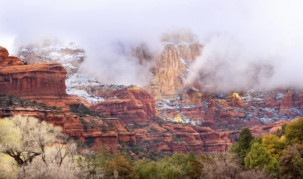 Wolken über sedona boynton red rock canyon snow arizona — Stockfoto