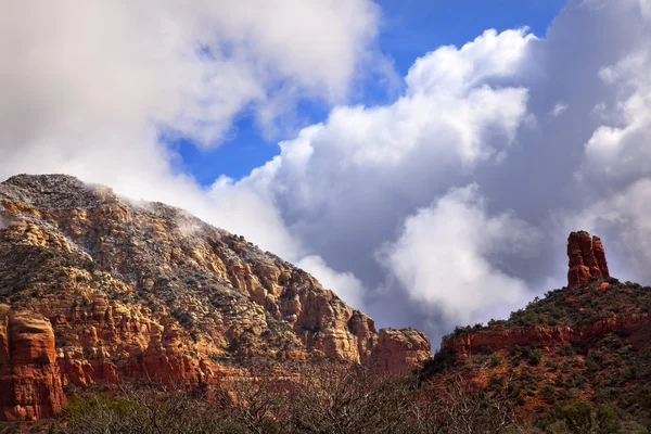 Chmury niebieski niebo nad boynton czerwona skała kanion sedona w stanie arizona — Zdjęcie stockowe