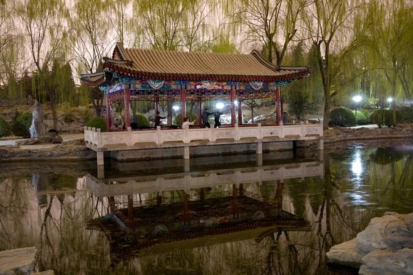 Wushu dans le parc, Pratique Tai Chi, Temple du pavillon Soleil — Photo