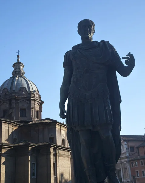Статуя Юлия Цезаря Форум Рим Италия — стоковое фото