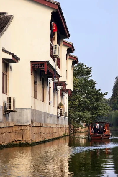 Canal del barco antiguas casas chinas Suzhou China —  Fotos de Stock