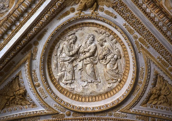 Потолок Ватикана внутри скульптуры Христос разговаривает со своими учениками — стоковое фото