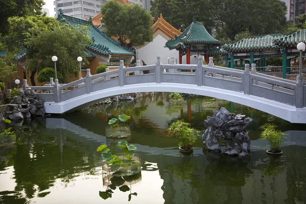 Réflexion chinoise de pont de jardin d'eau de bonne fortune Wong Tai Sin — Photo