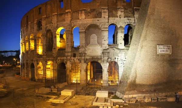 Colosseum liefhebbers nacht rome Italië — Stockfoto