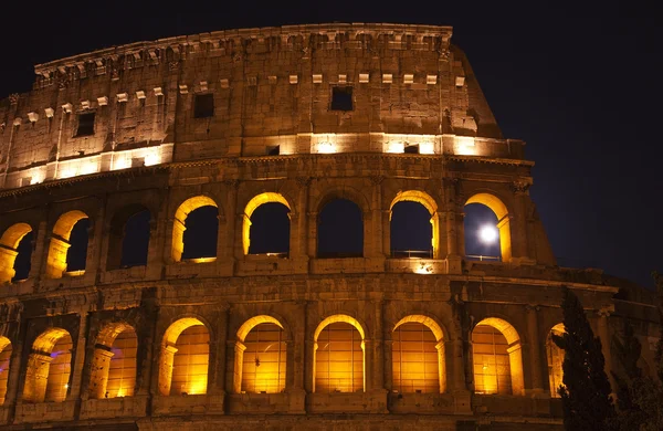 Colosseum månen i fönstret närbild Detaljer Rom Italien — Stockfoto