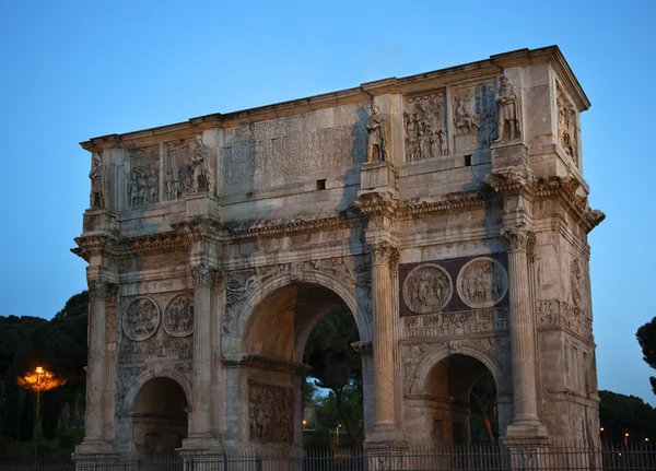 晚上意大利罗马的君士坦丁拱门 — 图库照片