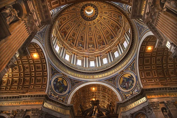 Vaticano Dentro da cúpula de Michaelangelo Roma Itália Visão geral — Fotografia de Stock
