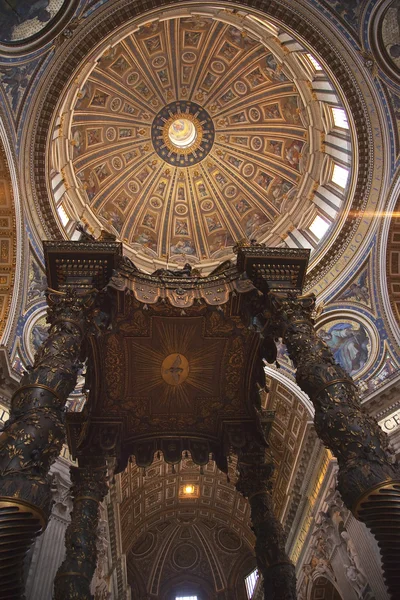 Собор Святого Петра в Ватикане внутри купола Микеланджело в Риме — стоковое фото