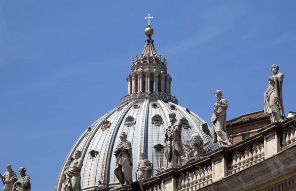 Cúpula de Miguel Ángel con Estatuas Basílica de San Pedro Vaticano —  Fotos de Stock