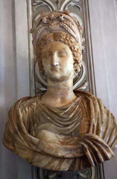 Standbeeld van keizerin livia, vrouw van augustus caesar, tempel van Jupiter Optimus mus — Stockfoto