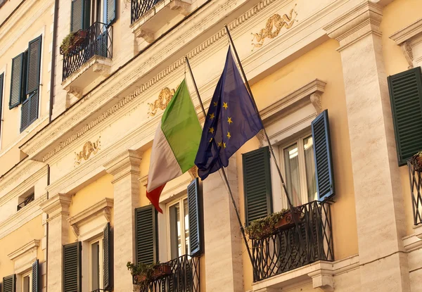 Ec italien flags building windows close up via del balbuno roman s — Stockfoto