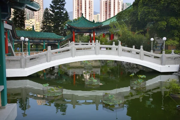 Čínské vodní zahrada most wong tai sin taoistický chrám kowloon h — Stock fotografie