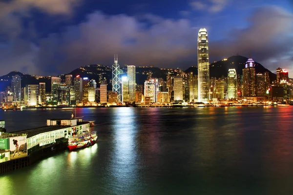 Hongkong Hafen in der Nacht von der Kotau-Fähre — Stockfoto
