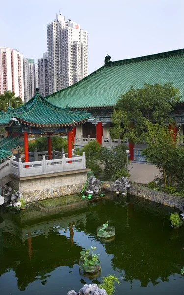 Röd pavilion lycka vatten trädgård wong tai sin taoistiska templ — Stockfoto