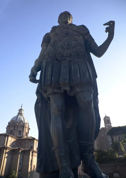 줄리어스 시저 동상 포럼 이탈리아 로마 — 스톡 사진