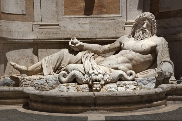 Antica statua di Nettuno Dio Romano Museo Capitolino Roma Italia — Foto Stock