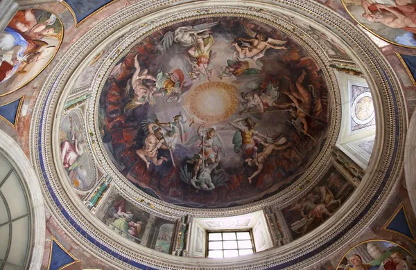 Vatikánské muzeum, malované kopule andělé bojují s démony uvnitř strop — Stock fotografie