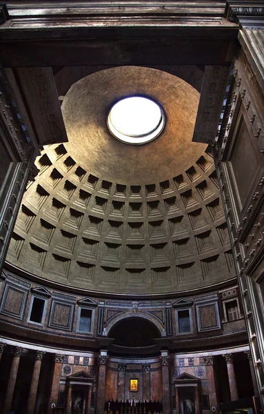 Pantheon afvoeren voor water uit open plafond gat rome Italië