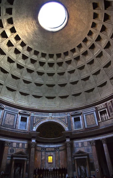 Pantheon kubbe tavana delik Roma İtalya